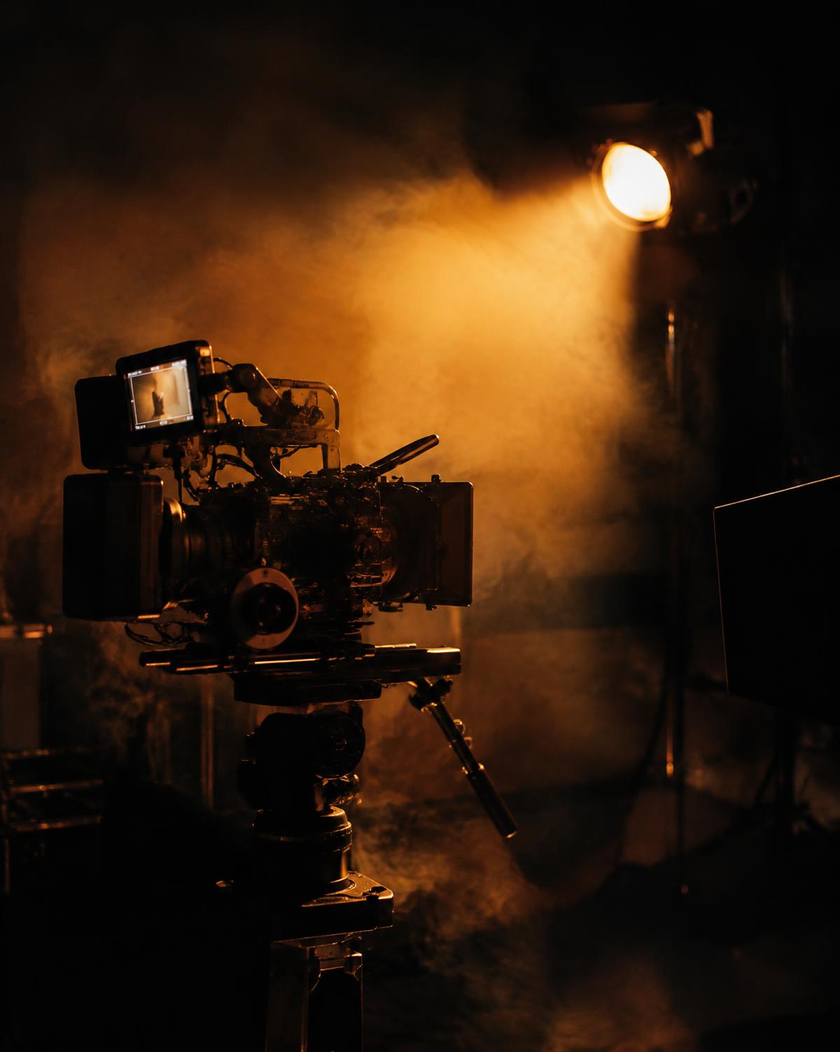 Caméra de cinéma sur un plateau baigné de lumière ambrée